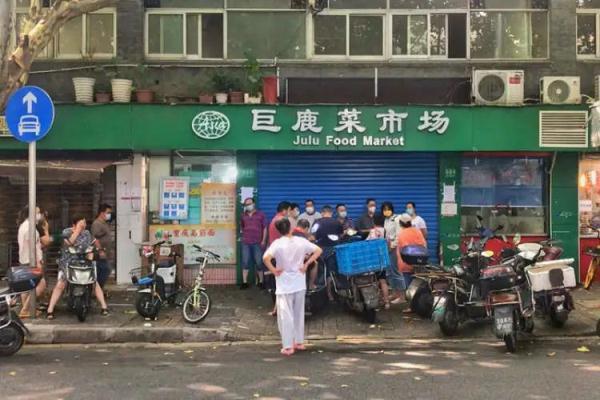 上海菜市场摊位，菜市场摊位一般多少钱（老年人凌晨4点在马路菜场人挤人……）